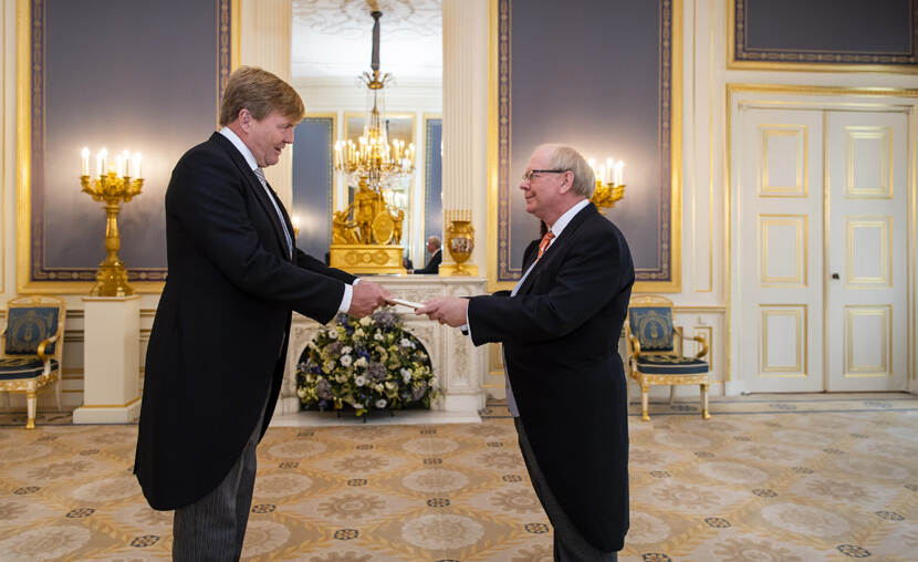 King receives the letters of credence of an ambassador