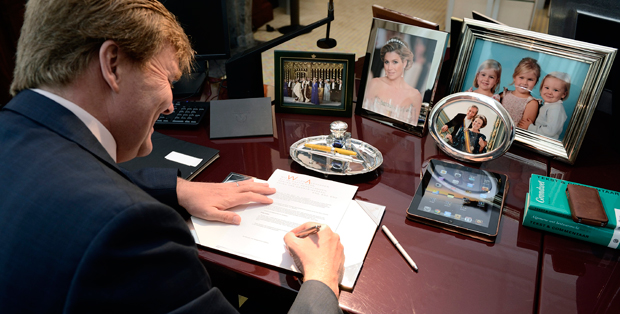 King Willem-Alexander signing an Act of Parliament.